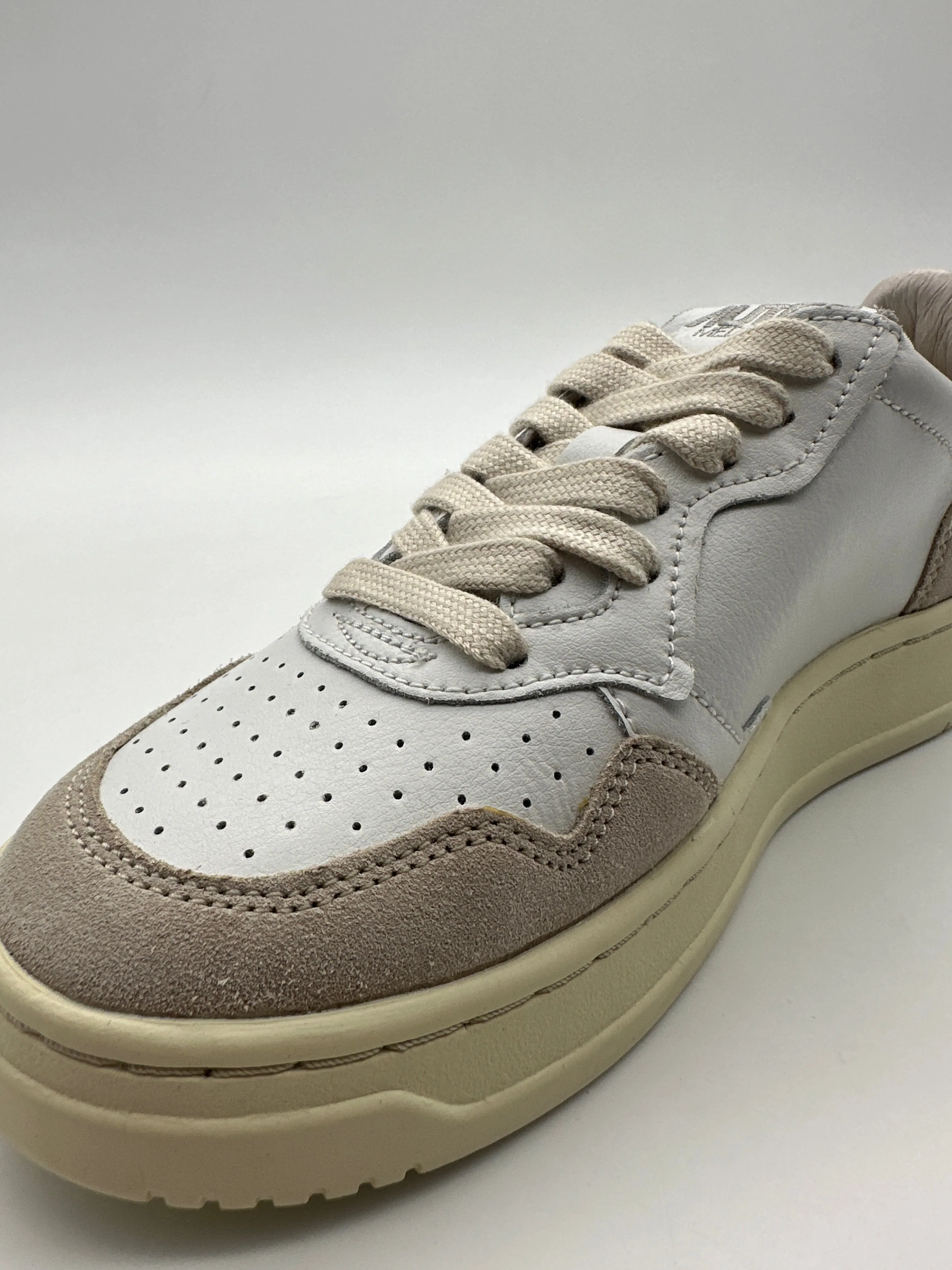 Autry 01 Low Sneakers