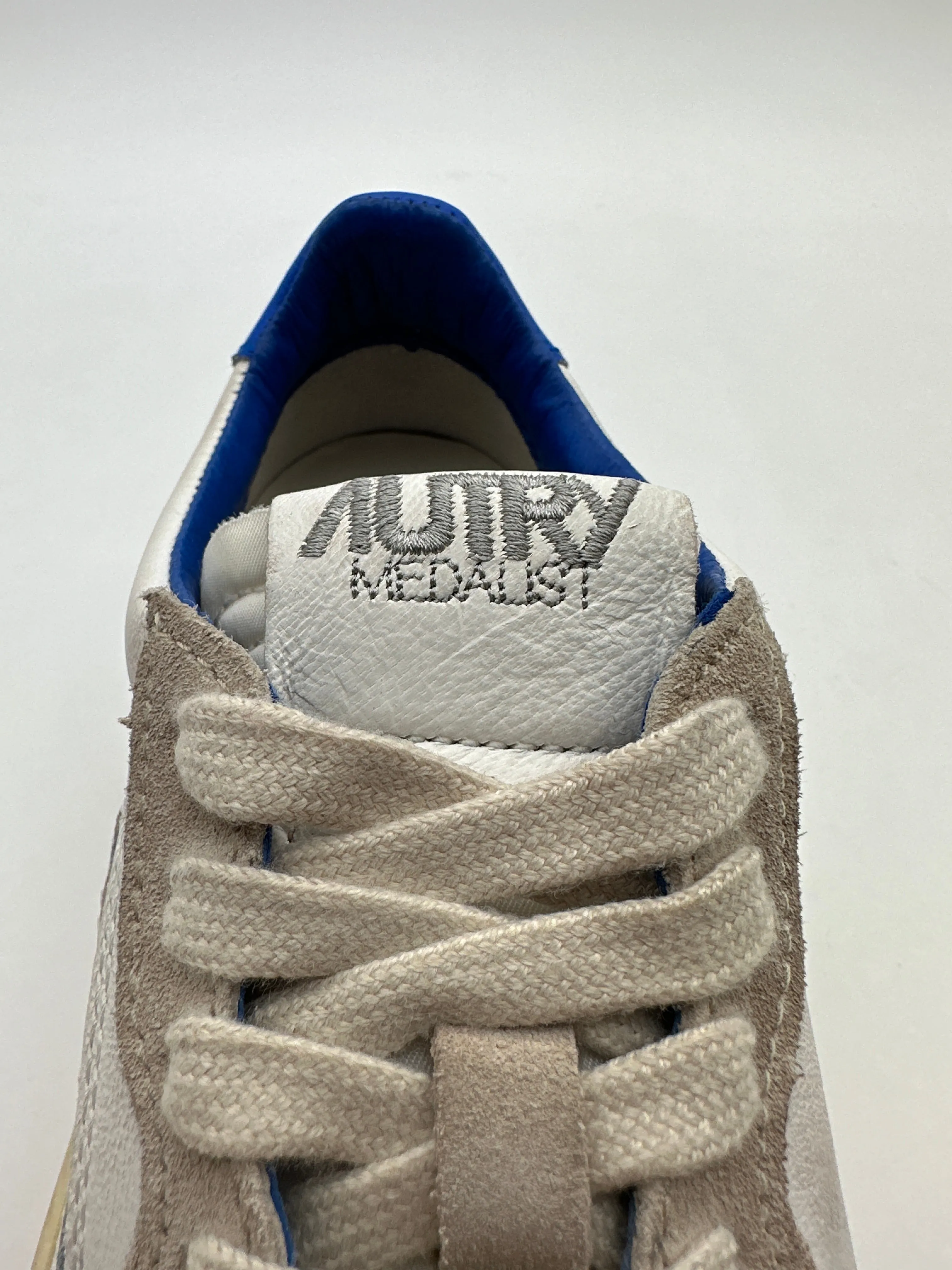 Autry 01 Low Sneakers