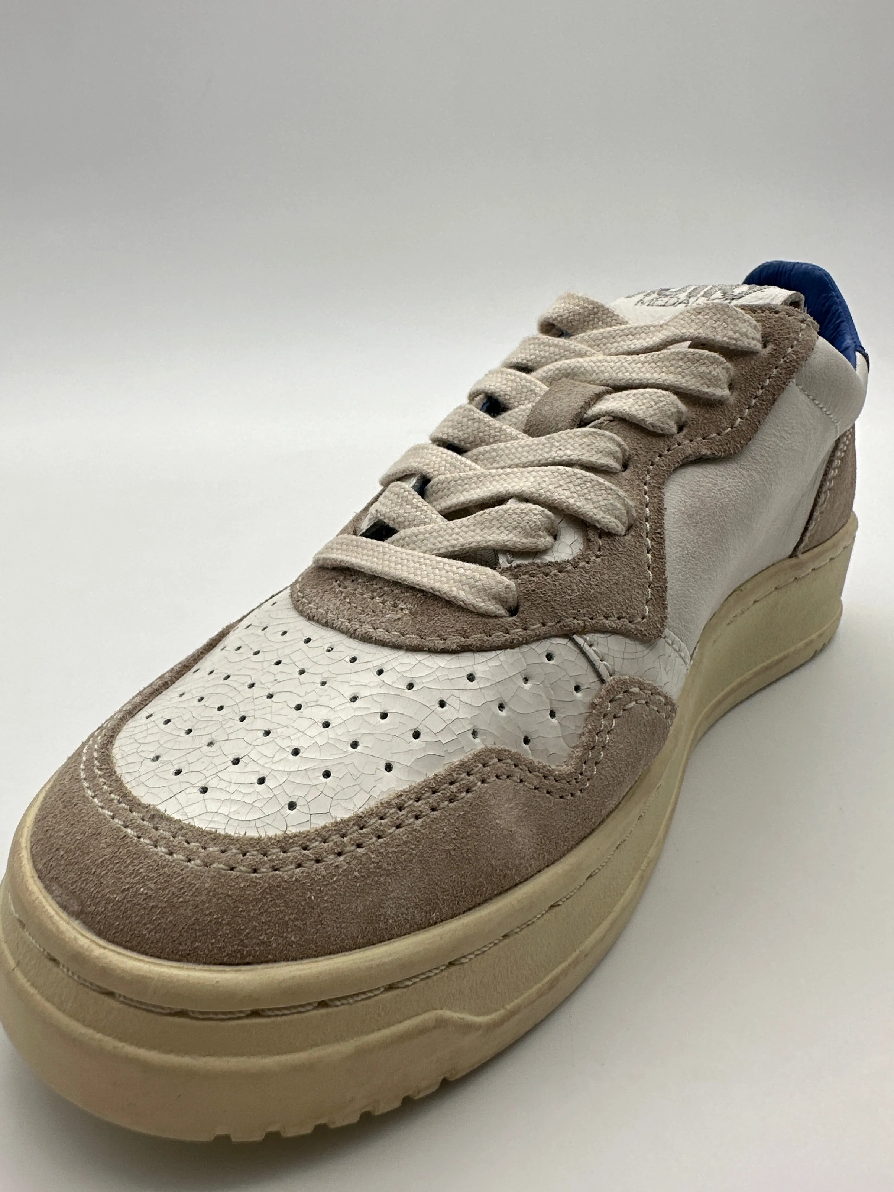 Autry 01 Low Sneakers