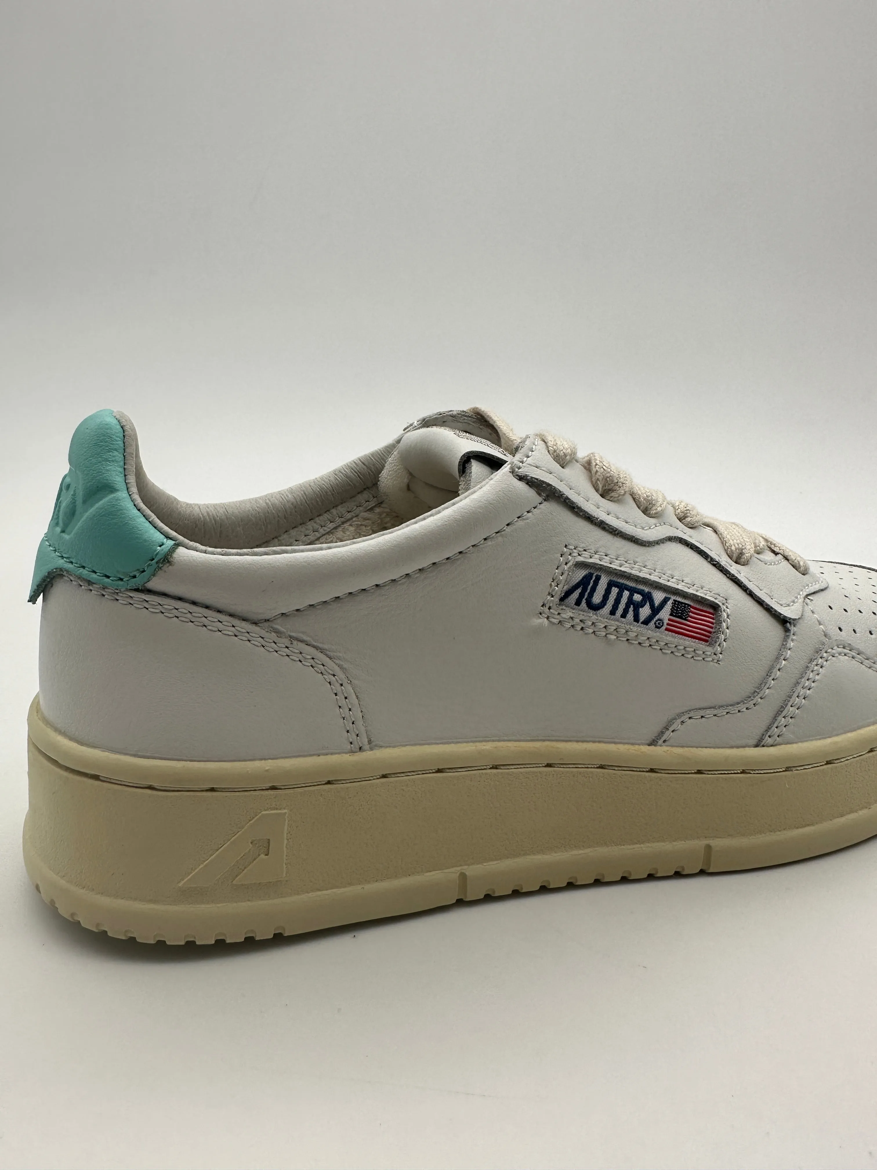 Autry 01 Low Sneakers