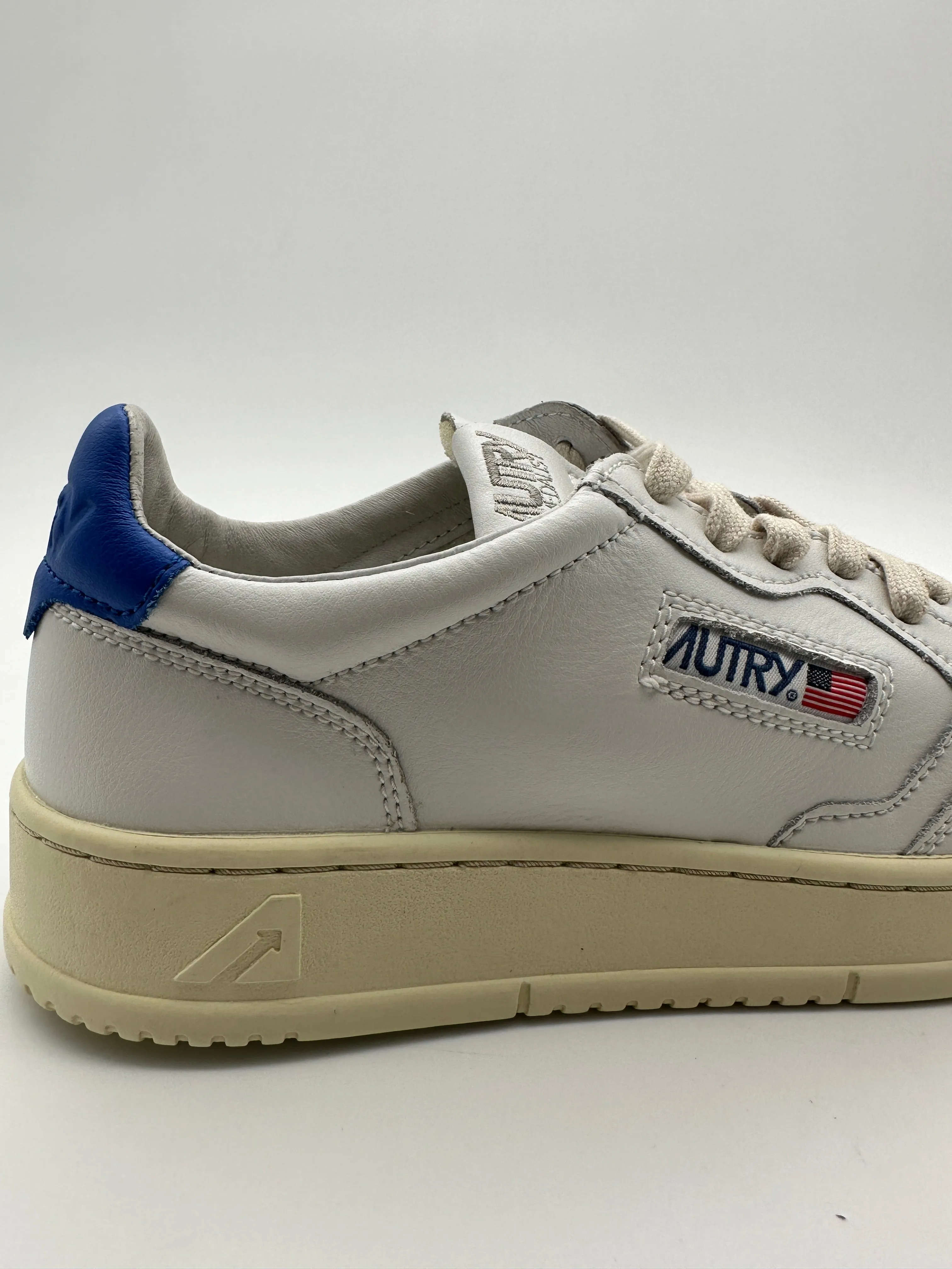 Autry 01 Low Sneakers