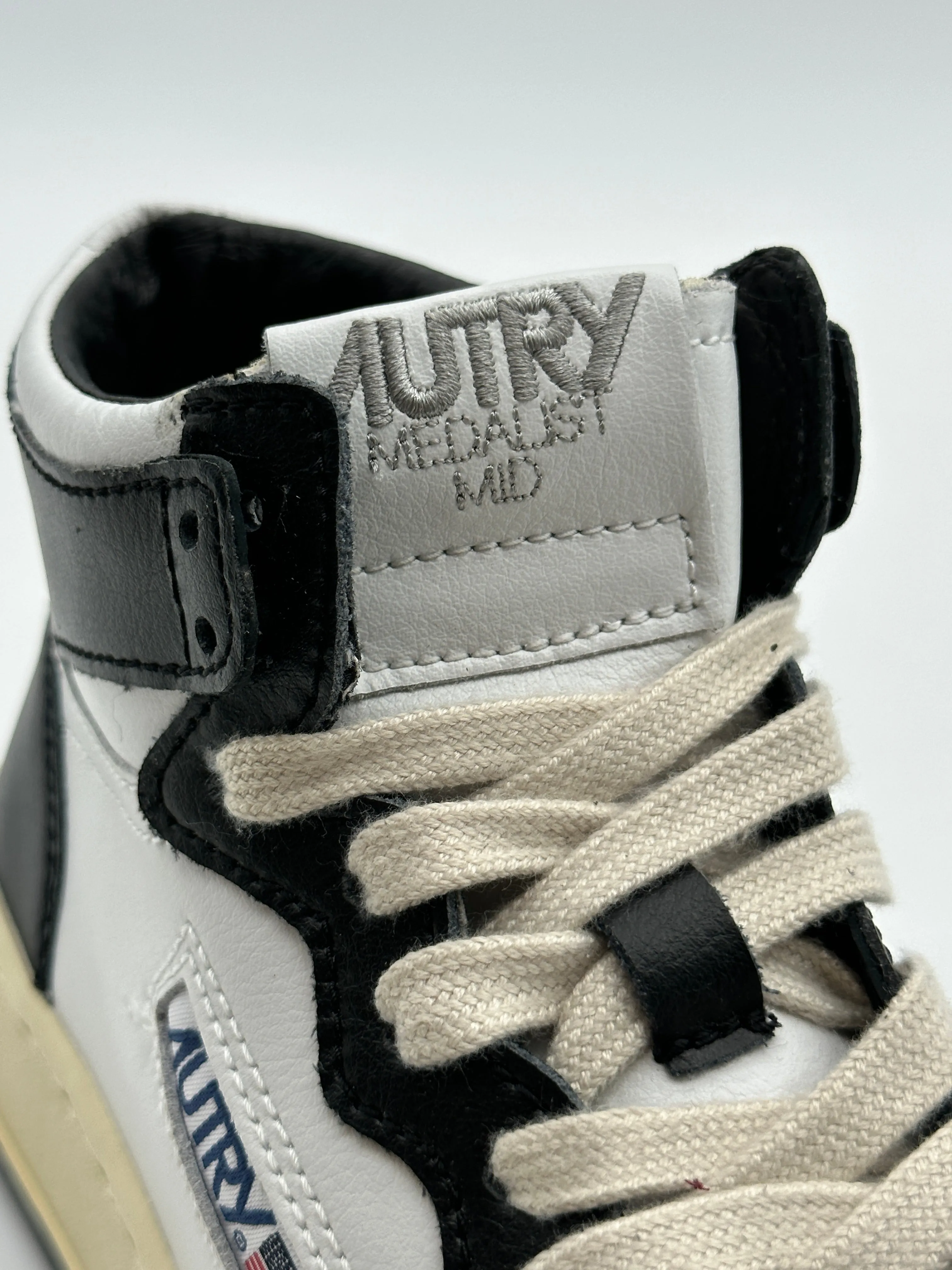 Autry Mid Sneakers