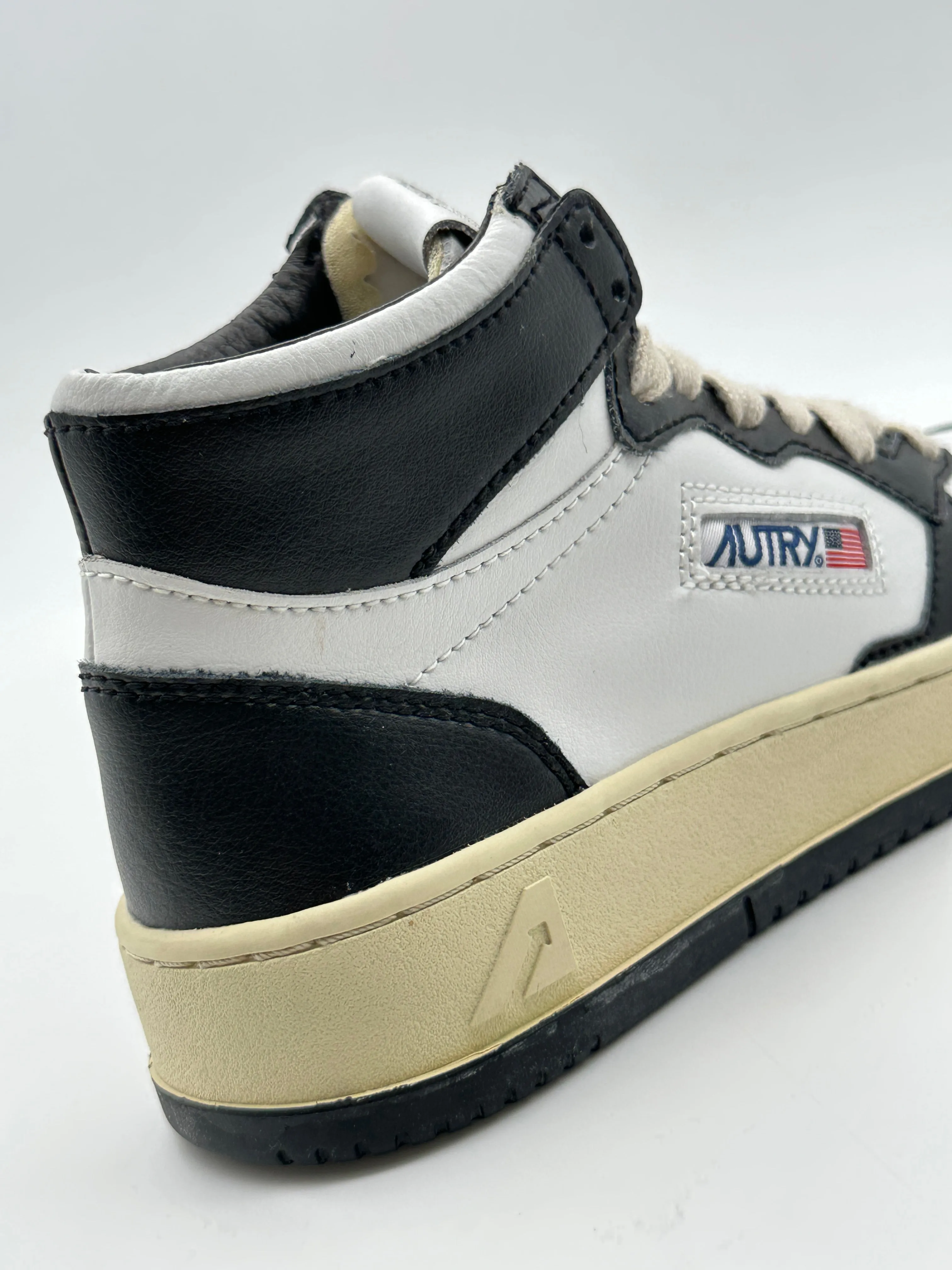 Autry Mid Sneakers