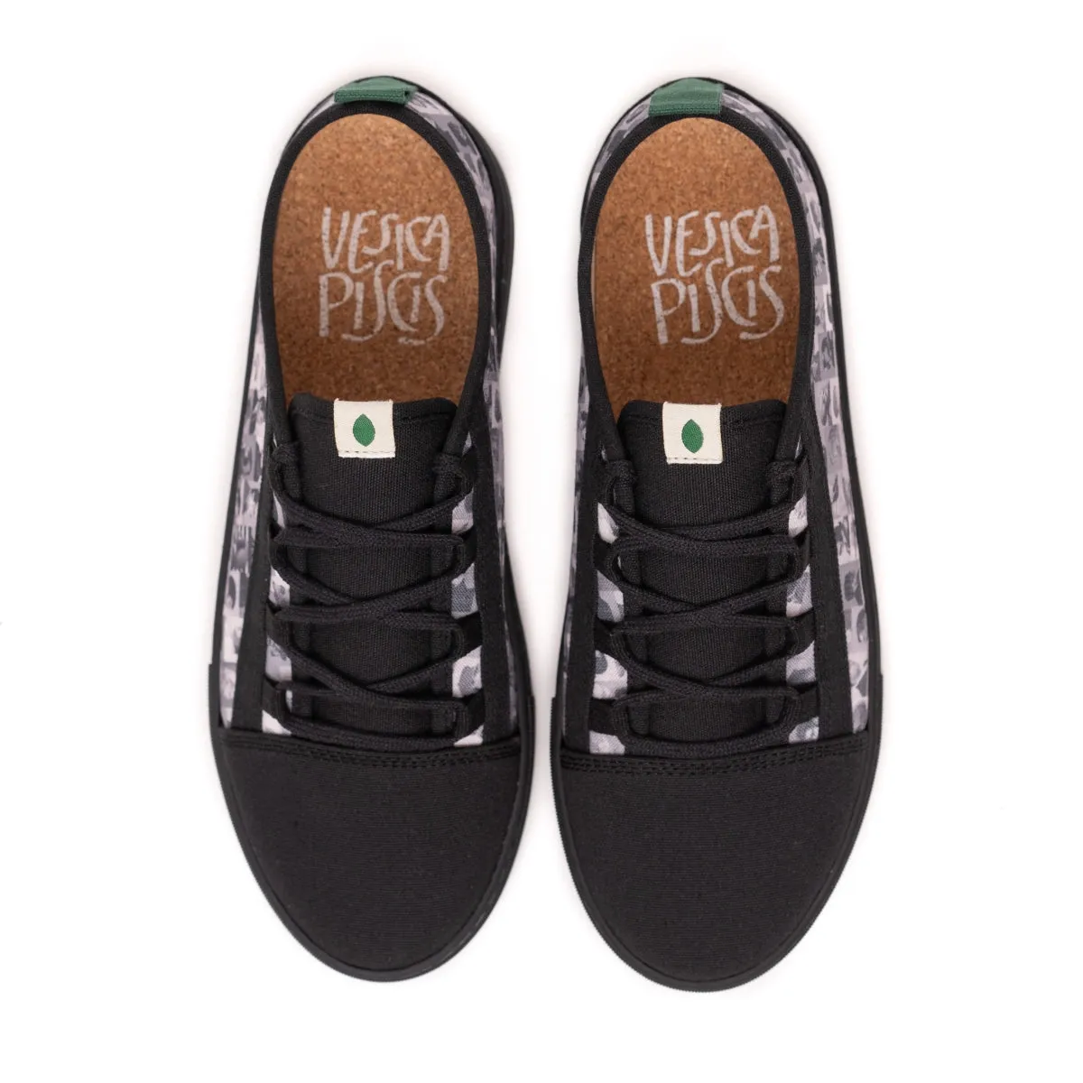 Vegan sneaker faces CUV021